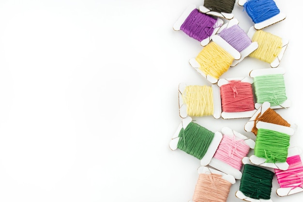 kolorowe nici i igły